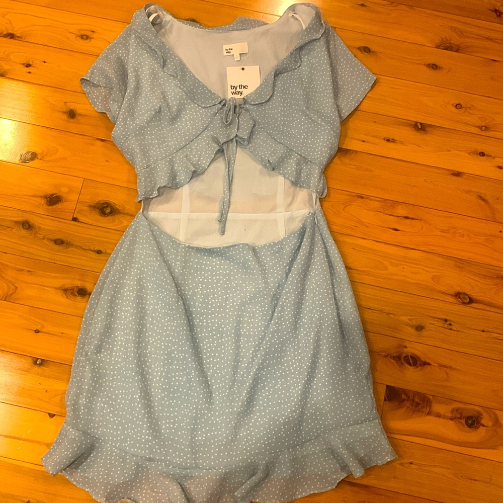 Gorgeous spring dress. Size Large. Midline is cut out to accentuate the stomach.